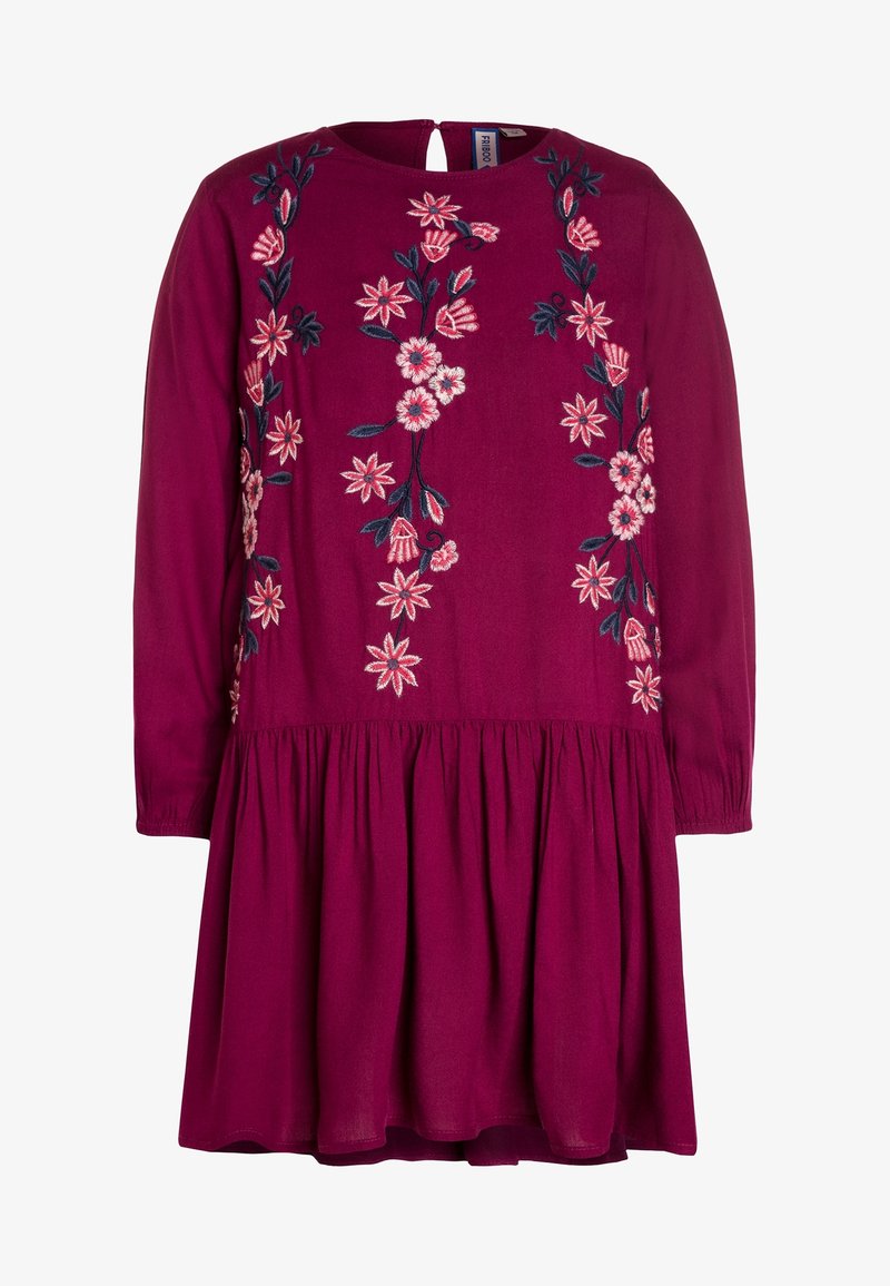 Fuksjowa sukienka z długimi rękawami, okrągłym dekoltem, haftem w różowe i niebieskie kwiaty, marszczonym dołem oraz otwarciem w kształcie łezki na plecach.