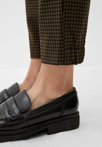 s.Oliver KARIERTE  - Pantalon classique - olivgrün