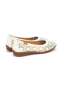 Bailarinas blancas con cordones, con un patrón floral cortado a láser, material de cuero suave y una suela de goma marrón. Punta redondeada y diseño de perfil bajo.