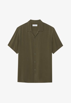 Chemise olive à manches courtes en tissu lisse, dotée d'un devant à boutons et d'un col classique. Des détails de couture subtils sont visibles.