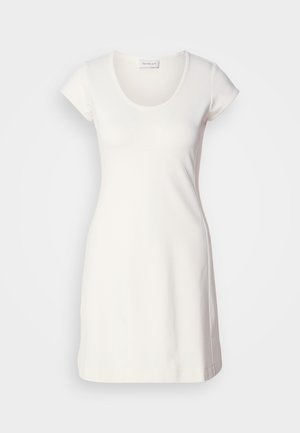 Biała sukienka krótko rękawowa uszyta z gładkiego, elastycznego materiału, z okrągłym dekoltem i dopasowanym krojem, z minimalną ilością detali szycia.
