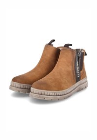 Bottes de cheville en suède marron avec une surface texturée, une silhouette courbée et une fermeture éclair latérale avec des accents noirs et une semelle en caoutchouc.
