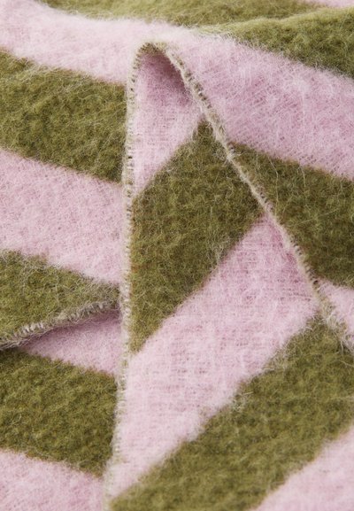 Plaid in misto lana con strisce diagonali rosa e verde oliva, che presenta una superficie morbida e tessurizzata e un bordo rifinito.