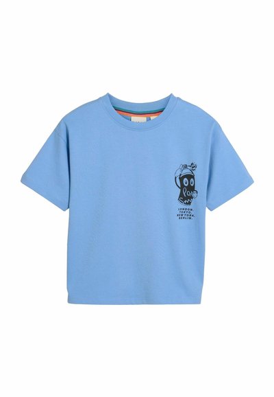 Ljusblå bomullströja med korta ärmar, med en svart grafisk design på framsidan som inkluderar text och en karaktär som håller i ett föremål.