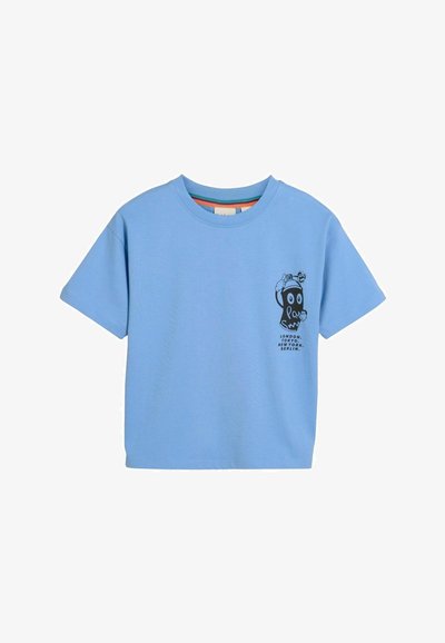 Ljusblå bomullströja med korta ärmar, med en svart grafisk design på framsidan som inkluderar text och en karaktär som håller i ett föremål.