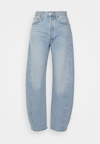 Svijetloplave široke traperice izrađene od denima, sa visokim strukom, standardnim dizajnom s pet džepova i sirovim rubovima na cvjetovima.