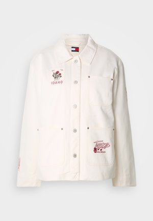 Witte katoenen jas met een knopenfront, twee borstzakken, geborduurde Idaho- en Tommy-logo's, en decoratieve bloegraphics.