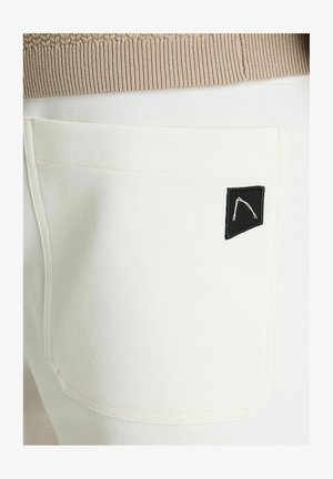 CHASIN', Shorts - off-white
