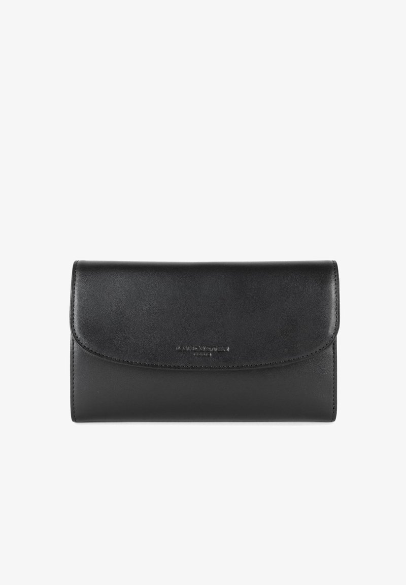 Portefeuille en cuir noir à la texture lisse, doté d'une fermeture à rabat, d'un détail de logo subtil et d'une forme rectangulaire. Aucun élément en métal visible.