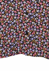 Tissu noir avec un motif floral comportant des fleurs roses, blanches et violettes, des détails en boutons et un ourlet légèrement arrondi.