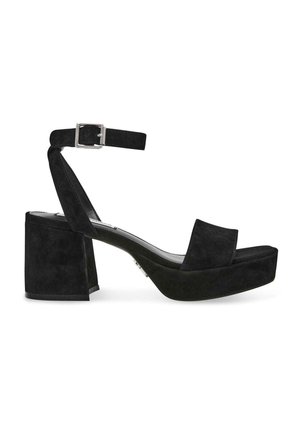 Tacchi a platform in suede nero con punta quadrata, tacco spesso, cinturino alla caviglia regolabile e dettaglio in fibbia argentata. Finitura opaca texturizzata.