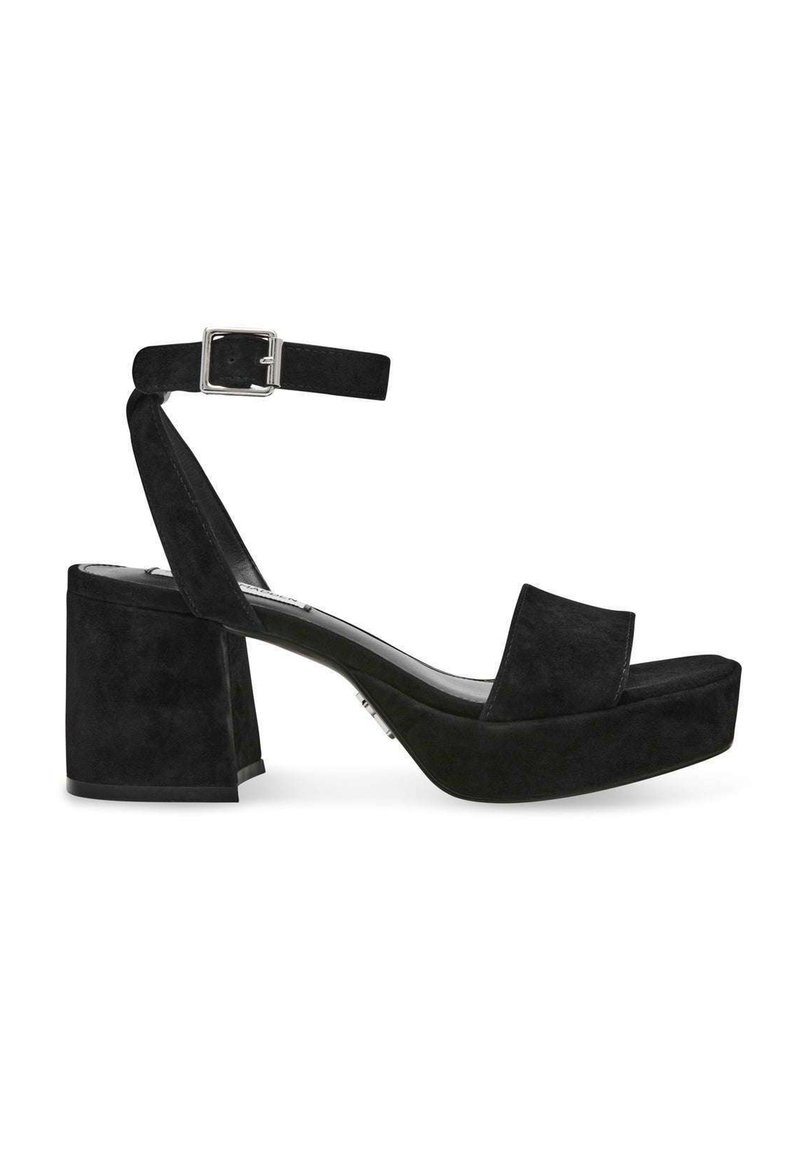 Tacchi a platform in suede nero con punta quadrata, tacco spesso, cinturino alla caviglia regolabile e dettaglio in fibbia argentata. Finitura opaca texturizzata.