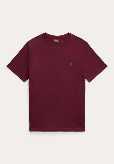 Μπορντό βαμβακερό T-shirt με κοντά μανίκια, στρογγυλή λαιμόκοψη και ένα μικρό πράσινο λογότυπο στην αριστερή πλευρά του στήθους. Λοξή υφή, κλασική εφαρμογή.