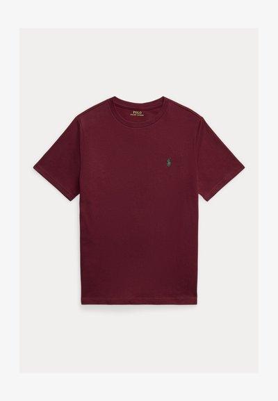 Μπορντό βαμβακερό T-shirt με κοντά μανίκια, στρογγυλή λαιμόκοψη και ένα μικρό πράσινο λογότυπο στην αριστερή πλευρά του στήθους. Λοξή υφή, κλασική εφαρμογή.