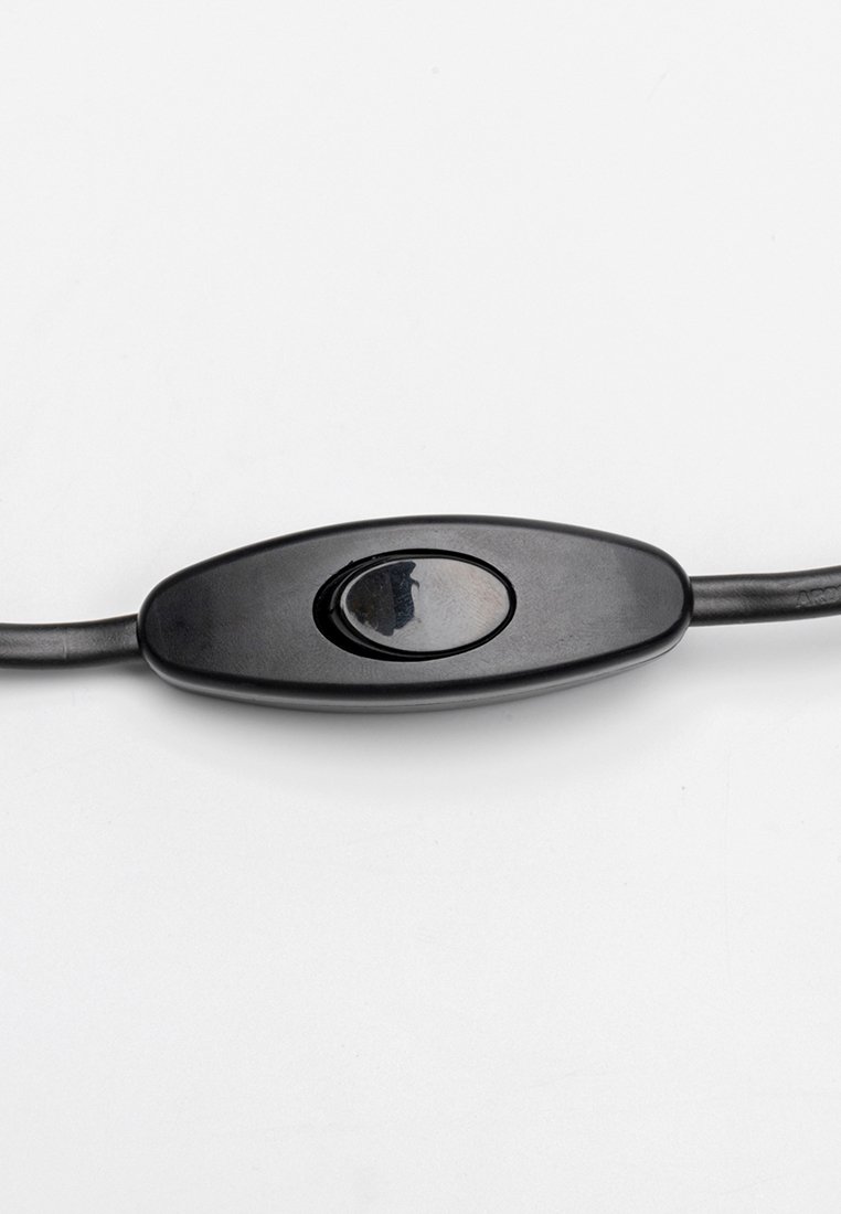 Interruptor en línea de plástico negro con forma ovalada y un botón negro distintivo, conectado por un cable negro. Textura suave sin patrones visibles.
