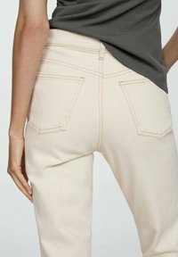 Mango Traperice uskog kroja - off-white