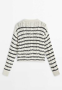 Pull en tricot blanc avec des rayures horizontales noires, manches longues, et poignets et ourlet côtelés, vu de dos sur un fond blanc.