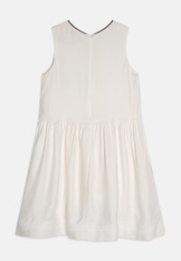 Ärmelloses cremefarbenes Kleid mit schwingendem Rock, das über einen runden Ausschnitt, einen Reißverschluss im Rücken und tonale bestickte Verzierungen am Saum verfügt.