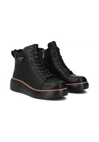 Czarne skórzane botki za kostkę o gładkim wykończeniu, z sznurowadłami, bocznym zamkiem błyskawicznym i gumową podeszwą z brązowym akcentem.