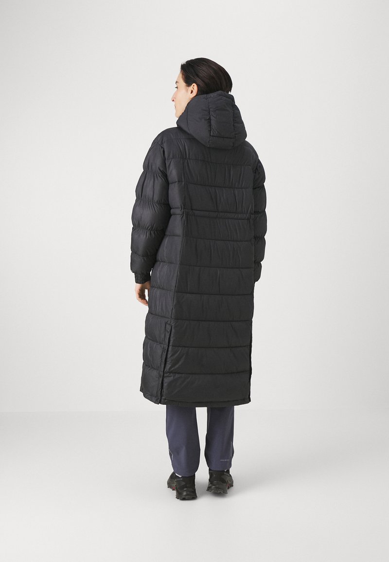 Abrigo largo y negro tipo plumas con capucha, diseño acolchado vertical, puños elásticos y cierres a presión a lo largo de los lados. Material suave y ligero.