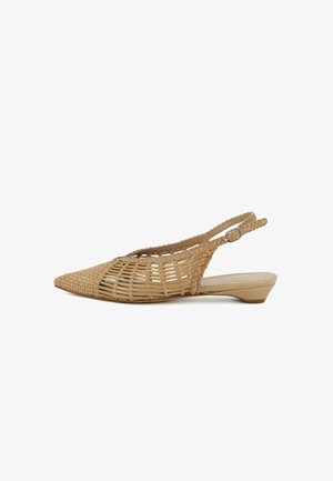 Scarpa slingback in pelle intrecciata colore tan con punta appuntita, lati aperti a griglia, tacco basso e cinturino regolabile con fibbia.