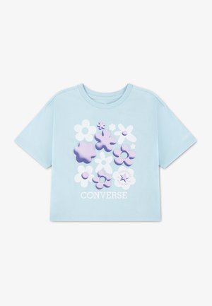 Hellblaues kurzärmeliges T-Shirt mit weißen und lila 3D-Blumenmustern und dem Schriftzug "CONVERSE" unter dem Design.