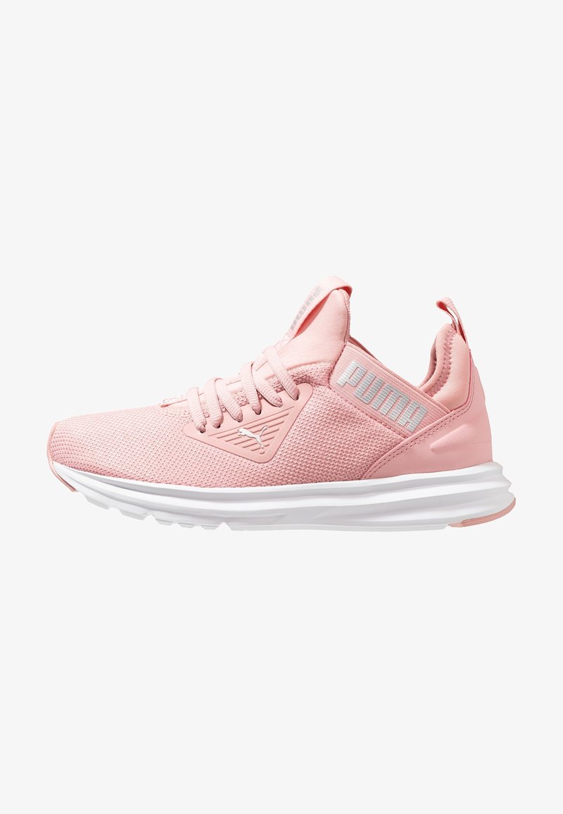 Sneaker low-top rosa Puma con tomaia in mesh, suola bianca ammortizzata, lacci e logo Puma sul lato e sulla linguetta.
