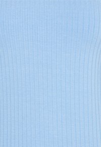 Ljusblå ribbad stickad tyg med vertikala texturerade linjer, som visar närbild av det mjuka och stretchy materialet.