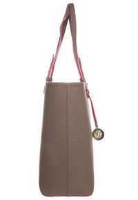 Sac à main synthétique couleur fauve avec une sangle accent rose, forme rectangulaire et un charme en métal doré sur le côté. Texture lisse avec peu de détails.