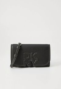 Svart läderplånbok med texturerad yta, med präglad "DK NY"-logotyp och kontrasterande vita sömmar. Justerbar rem medföljer.