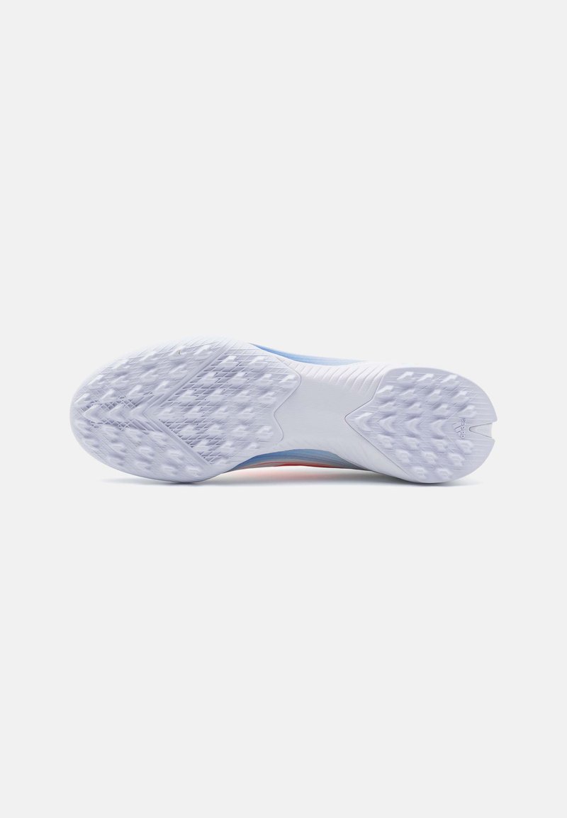 Suela de una zapatilla deportiva azul con suela texturizada blanca que presenta patrones de agarre en forma de diamante y chevrón sobre un fondo blanco.