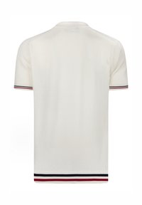 Polo de manga corta en material de malla color blanco roto, con cuello y puños de canalé adornados con rayas rojas y marinas.