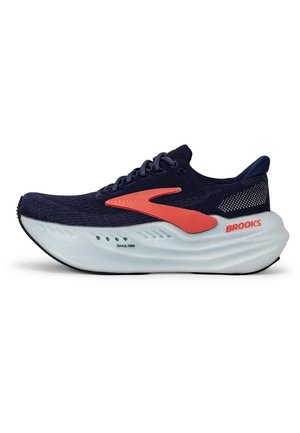 Chaussure de course pour hommes avec une tige en maille marine, un accent corail vif, une semelle blanche amortie et des détails en mesh pour la respirabilité. Logo Brooks visible.