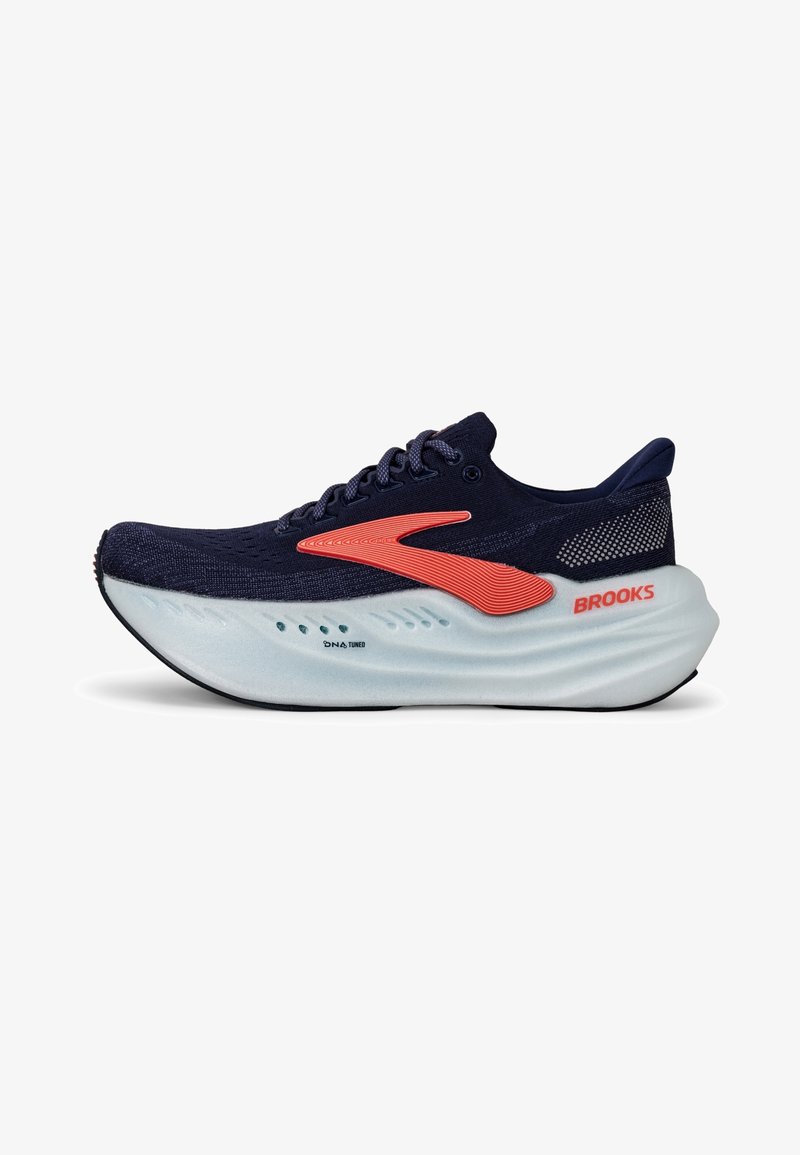 Chaussure de course pour hommes avec une tige en maille marine, un accent corail vif, une semelle blanche amortie et des détails en mesh pour la respirabilité. Logo Brooks visible.