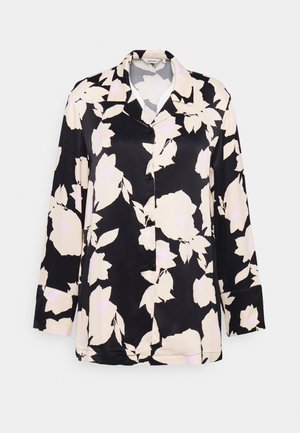 Blouse en satin noir avec de grands motifs floraux beiges et rose pâle, un col, des boutons à l'avant et des manches longues avec des détails aux poignets.