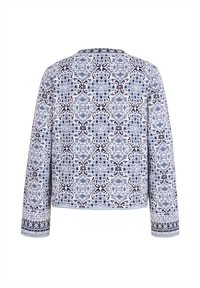 Mėlynos ir baltos gėlėtos rašto ilgomis rankovėmis palaidinė. Yra apvaliu kaklu, tekstūruota medžiaga, ir kontrastingas apdaila ant rankovių ir apatinės dalies.