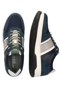 Baskets en daim bleu et mesh avec accents gris, lacets texturés et semelle intermédiaire blanche. Elles présentent une semelle extérieure en caoutchouc et un col rembourré.