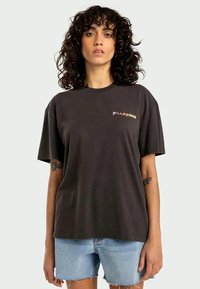 Dunkelgraues, oversized T-Shirt aus Baumwolle, mit einem bunten "Pillapong"-Logo auf der Vorderseite, kurzen Ärmeln und Rundhalsausschnitt.