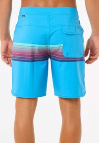 Pantaloni da bagno blu con un design a gradiente e righe orizzontali in tonalità di blu, rosso e giallo. Include una tasca posteriore.