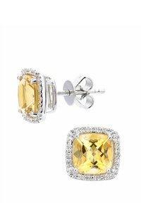 Pendientes de piedra preciosa amarilla con forma cuadrada, enmarcados en metal plateado, con un halo de pequeñas piedras transparentes alrededor del centro.