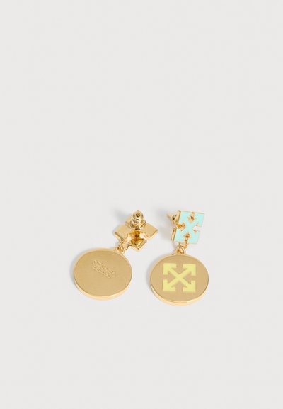 Σκουλαρίκια σε χρυσό τόνο με στρογγυλά κρεμαστά στοιχεία που διαθέτουν λογότυπα κίτρινου βέλους και ανοιχτό μπλε καρφιά βέλους σε λευκό φόντο.