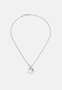 Colar de corrente prateada com um pingente hexagonal e uma gema iridescente. Design simples, textura suave e acabamento polido.