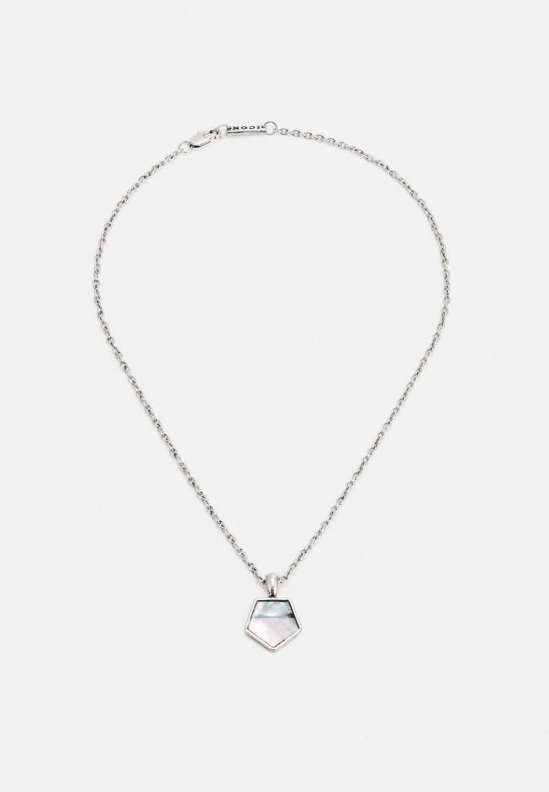 Colar de corrente prateada com um pingente hexagonal e uma gema iridescente. Design simples, textura suave e acabamento polido.