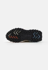 Lacoste ELITE ACTIVE 224 - Tossud - off-white/navy