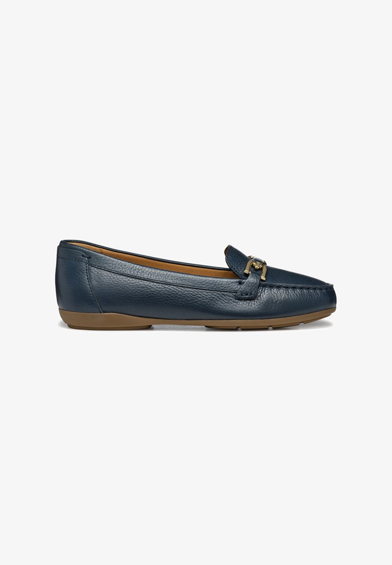 Mocassins en cuir bleu marine avec un bout arrondi, design sans lacets, et petit accent en métal doré ; semelle en caoutchouc beige avec texture discrète.