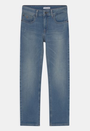 Světlé modré džíny Calvin Klein s vybledlým předním dílem, pěti kapsami včetně malé mincovní kapsy, zapínání na knoflík a zip.