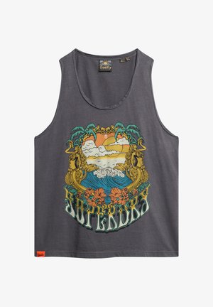 Grijze tanktop met een kleurrafische afbeelding van palmbomen, golven en bloemenelementen, met de tekst "Superdry" in vette letters aan de onderkant.
