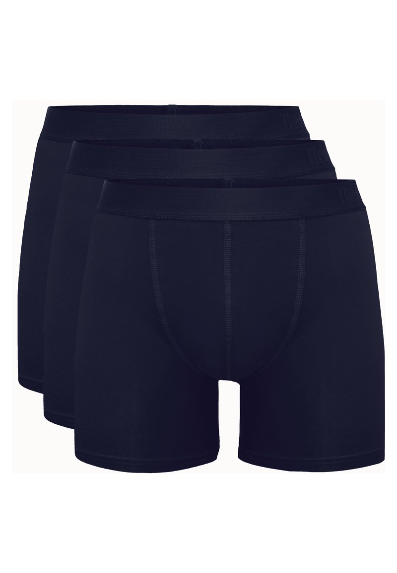 Kolme paria tummansinisistä bokserialushousuista, jotka on valmistettu pehmeästä puuvillasta. Niissä on sujuva vyötärönauha ja muotoiltu pussi mukavuutta varten.