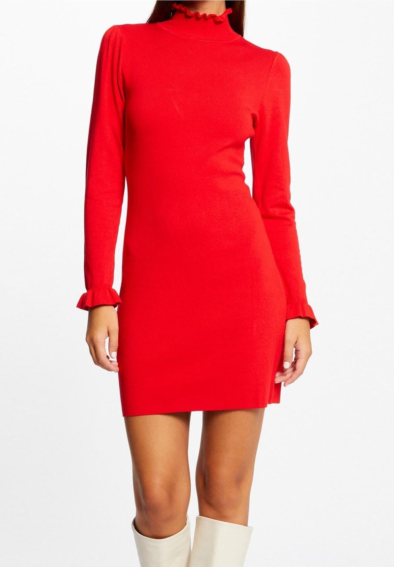 Rode sweaterjurk met lange mouwen, ruches bij de hals met hoge kraag en bij de mouwzomen. Slank model met een knielange snit.
