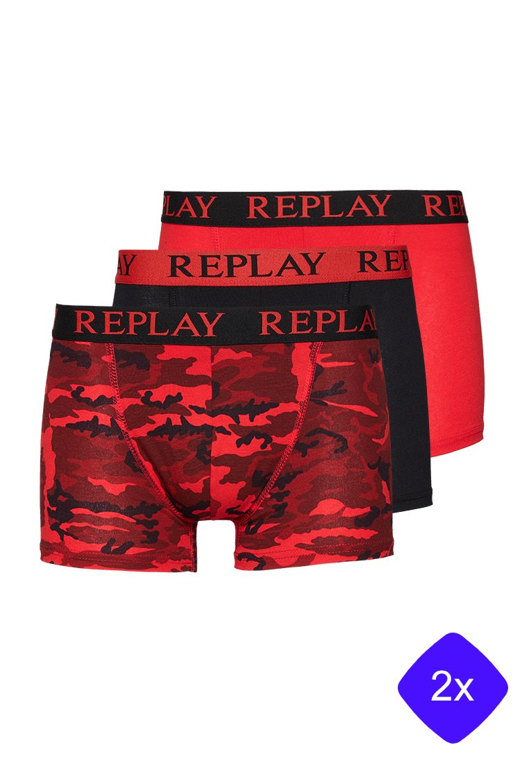 Drei Paar Boxer-Shorts: eines in Schwarz, eines in einfarbig Rot und eines mit rotem Camouflage-Muster, alle mit schwarzem "REPLAY"-Gummibund.